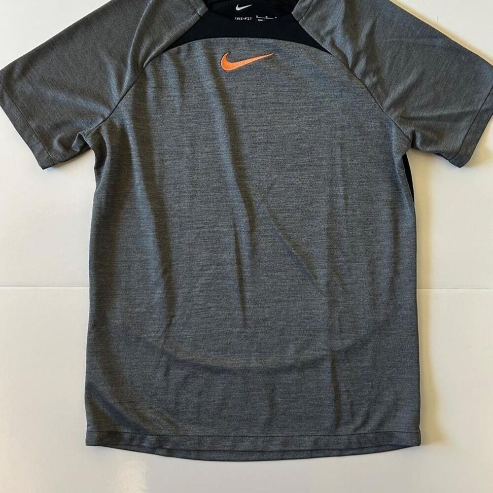 Nike Men's Grey and Black T-shirt